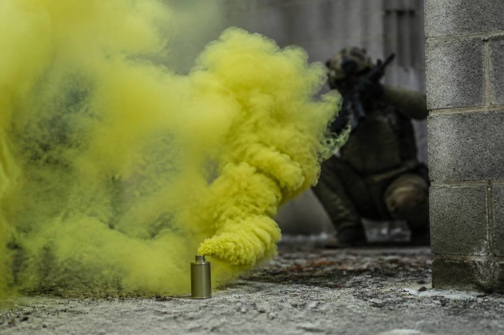 Enola Gaye : guide des fumigènes et grenades airsoft Enola Gaye : guide des fumigènes et grenades airsoft